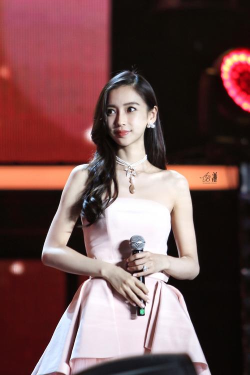 Baby梳了个中分卷发，却被吐槽“脸盘大”网友：是认真的吗？