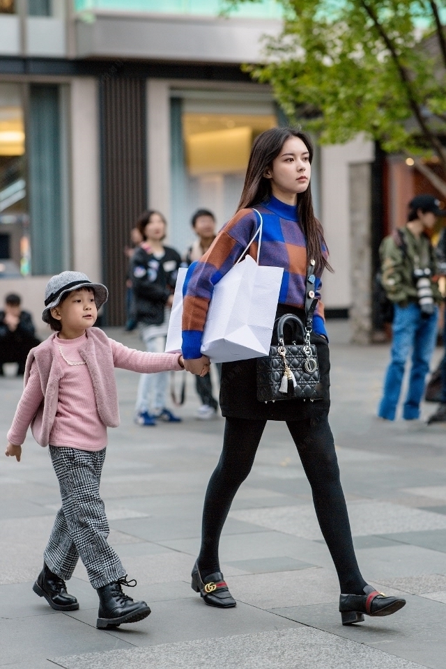  吊带|路人街拍，靓女搭配一条开衩的吊带连衣裙，少女感十足