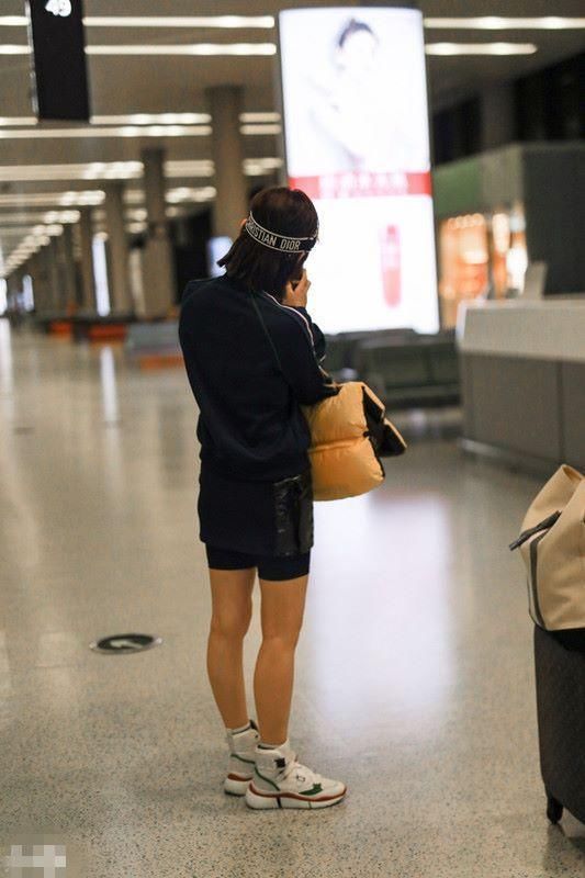 景甜飘了!胖的上衣拉链拉不上不说，短裤外面穿包臀裙几个意思?