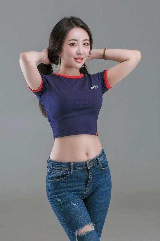 紧身裤展现出你优雅的时尚品位，时尚撩人美搭充满女神风