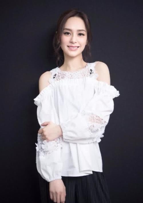 阿娇怎么了?上半身凉快,下半身捂得严实,网友:嫁人变规矩了!