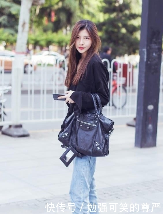  破洞设计|时髦又百搭的牛仔裤，不仅耐穿还不会过时，是时尚达人必备之物