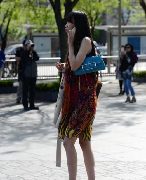  【美女】街拍：皮肤白皙的美女，一条碎花连衣裙外搭白色外套，时尚优雅范