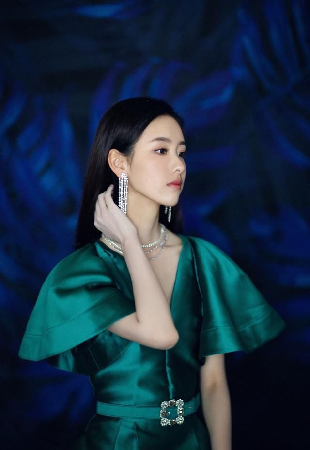  『绿箭裙』蛋糕裙已经过时，现在流行绿箭裙，穿上又美又独特