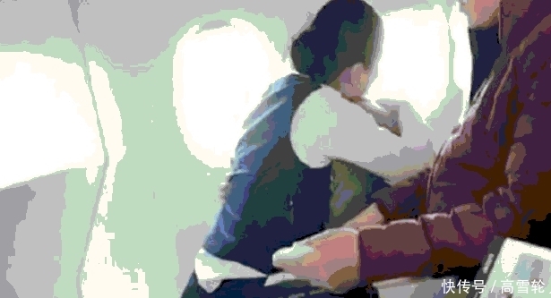 登机后为什么空姐会拿着“打火机”边走边按? 如今总算知道了