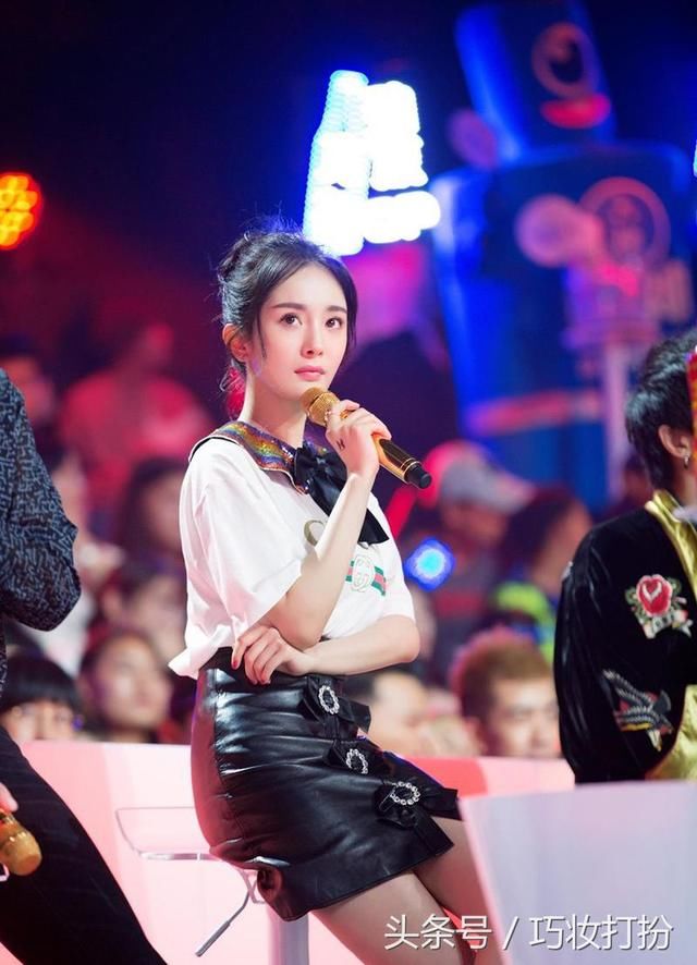 杨幂厉害了！皮衣造型太“惹眼”，一条裙子上绑了9条皮带