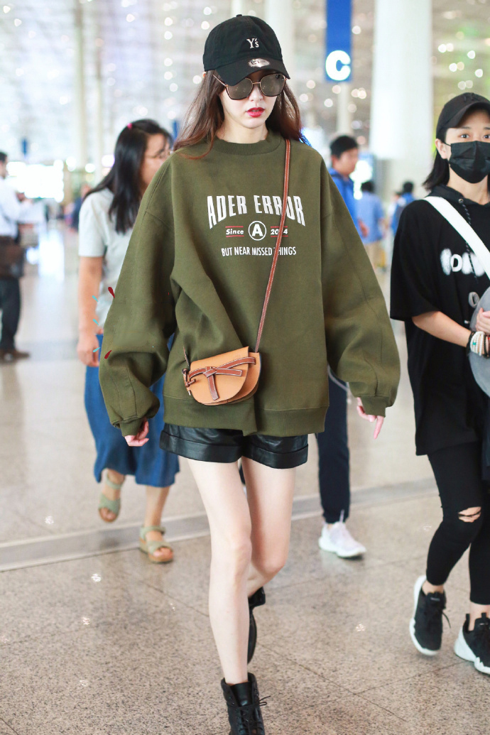 唐嫣成腿精了,军绿卫衣搭黑色皮短裤秀美腿,网友:这腿像竹竿!