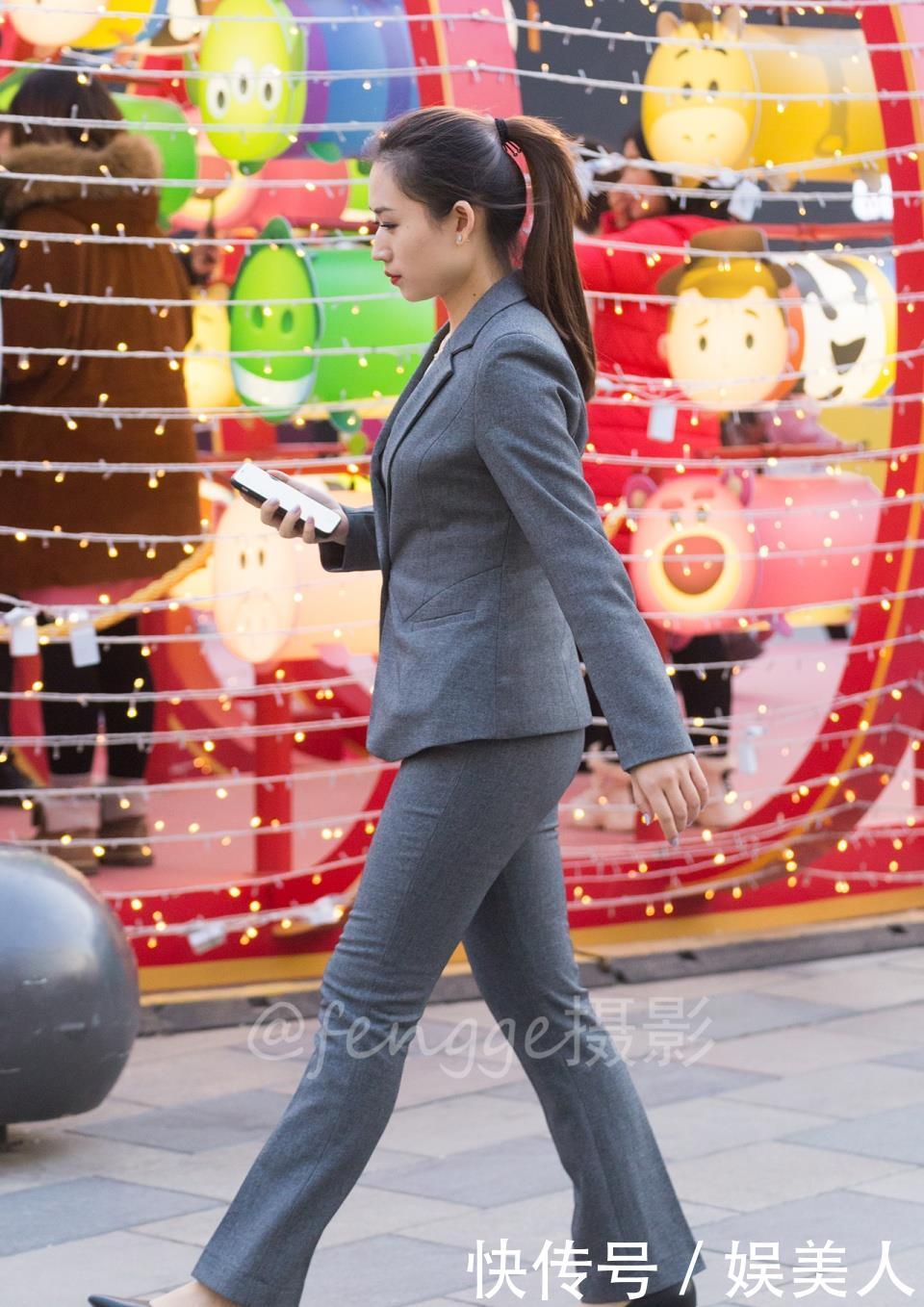 「 打电话」打电话时专注干练的样子真迷人,街拍:OL范美女身穿修身灰西装