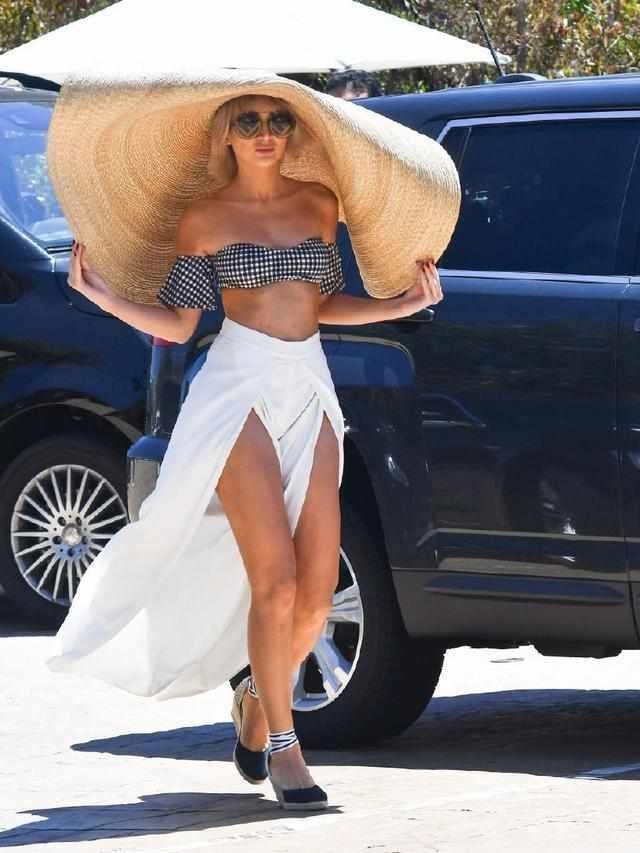 街拍:图1美国模特真敢穿，上衣只遮重点!图2美女的领口开得真大