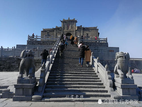 登上海拔1300米的南岳衡山，终于见到了2019年第一缕阳光