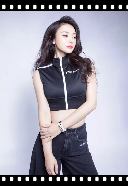 柳岩穿“道士”裤？整张腿上都是符咒 38岁的她真的太会穿了