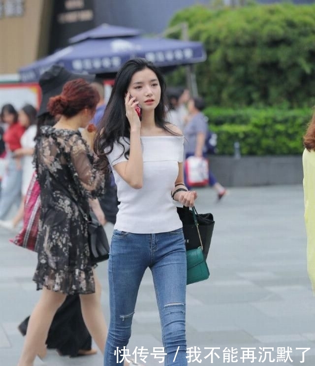 【显得】穿衣风格好的时尚潮流女孩,穿牛仔裤也可以配搭出神秘感