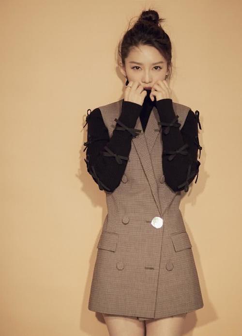 保守的李沁居然在发布会上这么穿，坐下来什么都被看光啦！