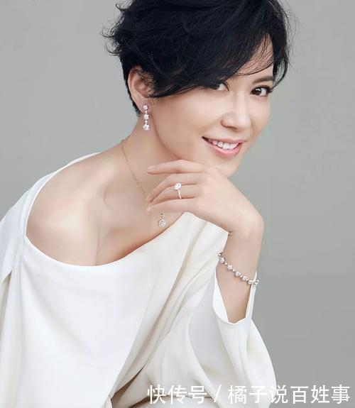  白发明显：50岁以上的女人尽量不要留长发，选择短发更好，主要是因为这3点