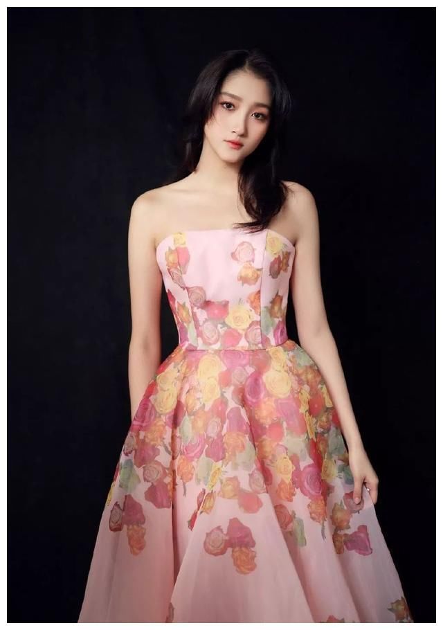 中美法女星抹胸长裙秀身材，网友:差距太明显