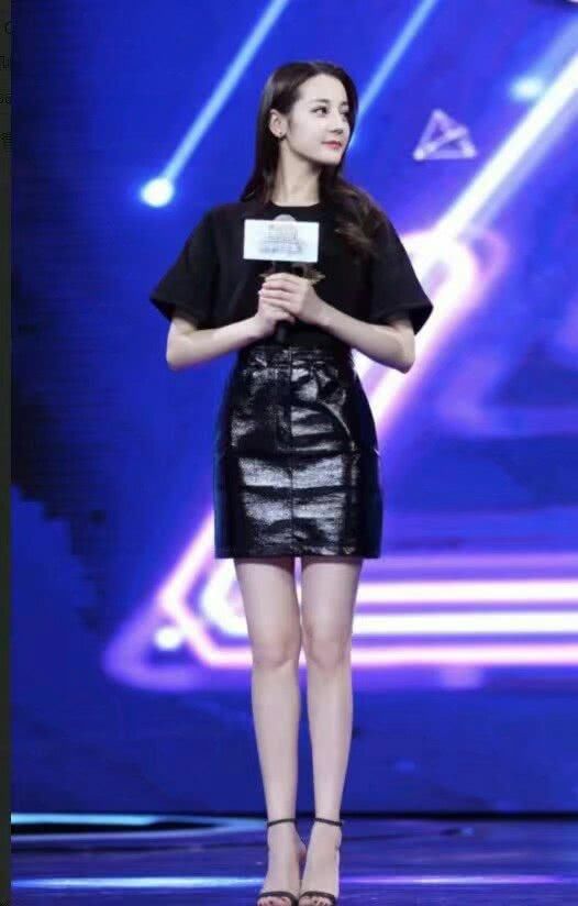 迪丽热巴的美腿少不了这些高跟鞋，网友直言这么高高跟鞋真恐怖！