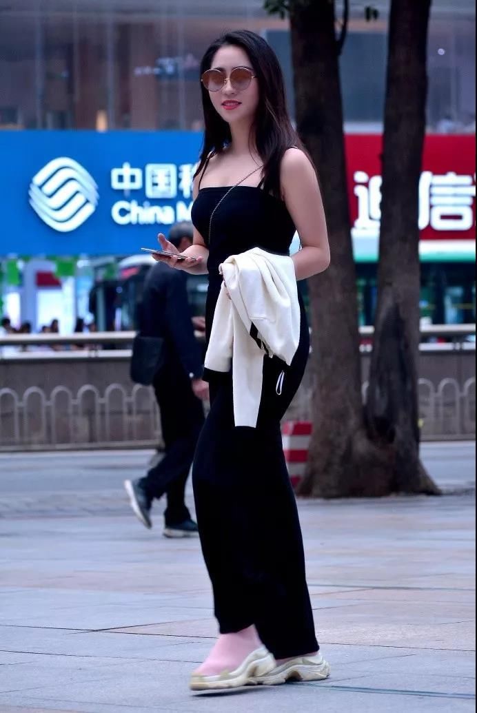 街拍: 街上一位穿黑色短裤丰腴小姐姐, 漂亮的身材实在惹人爱