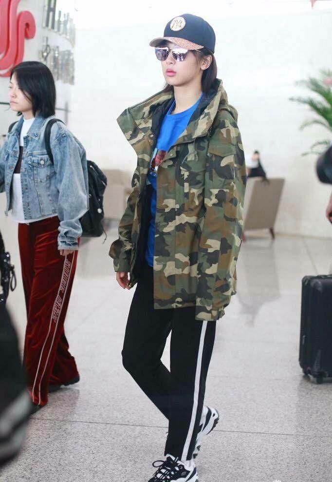 一件显黑的衣服，杨紫穿上身居然会白到反光!网友:底子好!