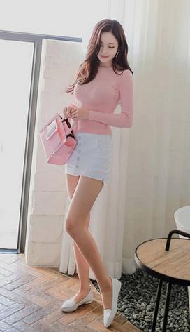 街拍：穿着时尚白皙的小姐姐，优雅中透着小性感非常的温馨！