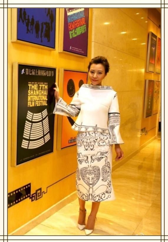 39岁郝蕾真会“装”，白衬衫搭配黑色鱼尾裙，穿出满满的女人味