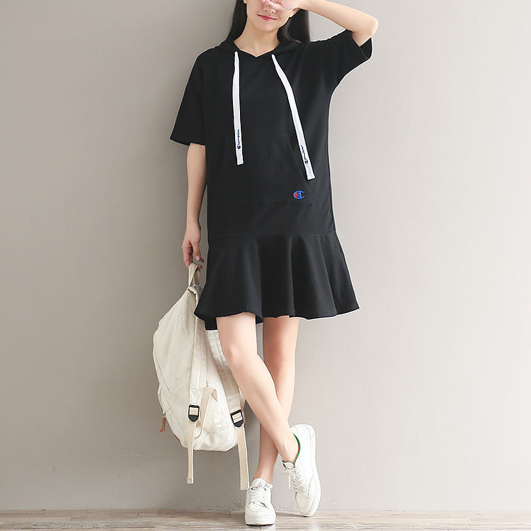 卫衣裙真是减龄神器，反正我姨40岁，穿起来跟个小姑娘似的