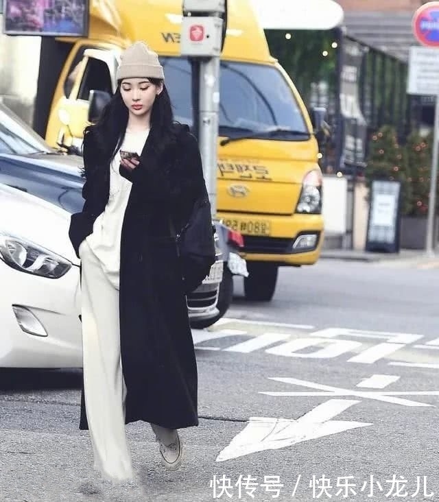 『尽显』街拍:美女牛仔外衣内搭白色高腰T恤,尽显好身材