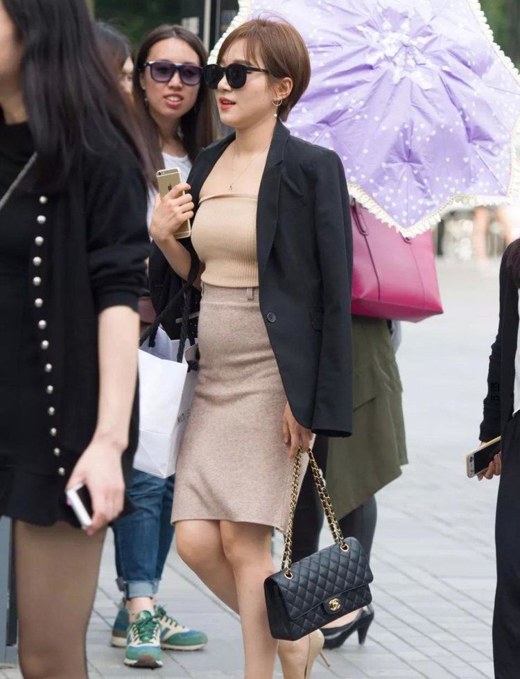  [身材]时尚美女街拍：身材高挑的美女，穿出紧致身材！