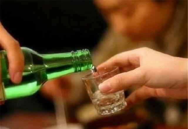 乘客带桶油坐滴滴，结果洒了一后备箱，乘客：开车不稳给差评！