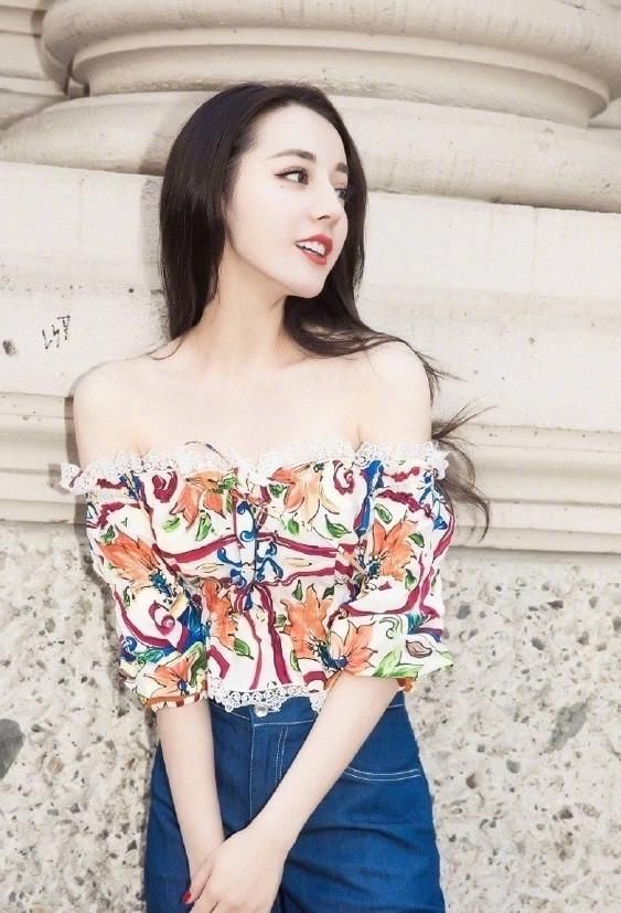 迪丽热巴和张韶涵撞衫，相差11岁却输在袖口，网友：差距一目了然