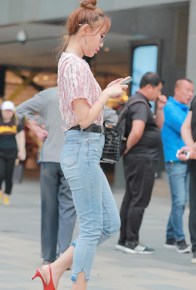 紧身牛仔裤不只是腿长的人穿，粗短的双腿也穿得好看