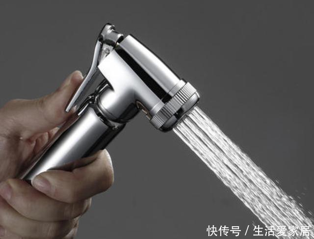  「解决」厕所清洁问题怎么解决？在马桶旁安装这''东西''，解决了卫生难题