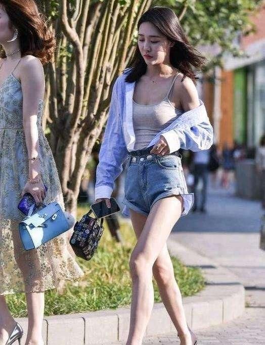 这样的身材堪称完美，美女的五官非常的立体，非常有欧美范的感觉