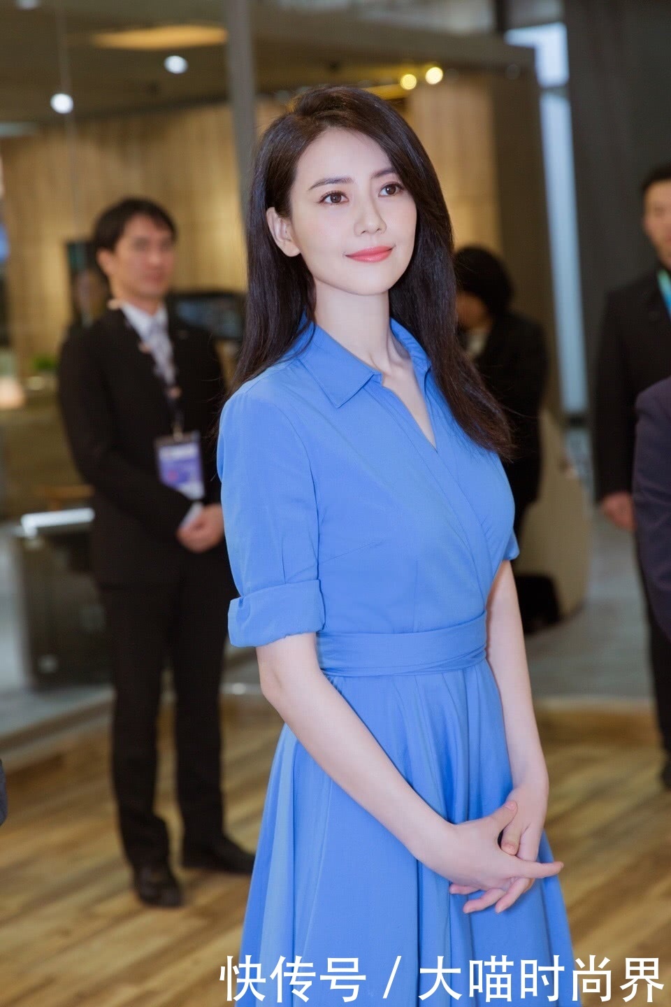 国民女神高圆圆太惊艳了，穿露肩蓝裙优雅动人，仍是初恋模样！