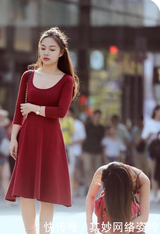  「姐姐」中国红姐妹花，上街逛街，回头率百分之百