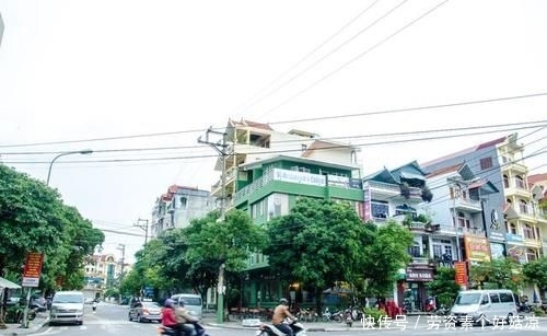 中越边境城市对比，越南街头豪车遍布，男游客感叹：羡慕