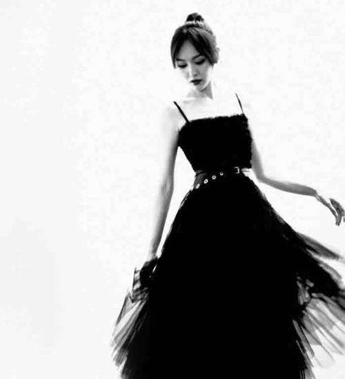 赵丽颖短发黑裙迷人又复古,baby大秀性感好身材!