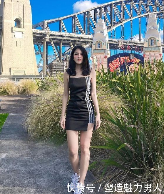 街拍：好身材怎么穿都好看，自信的女人连微笑都很美