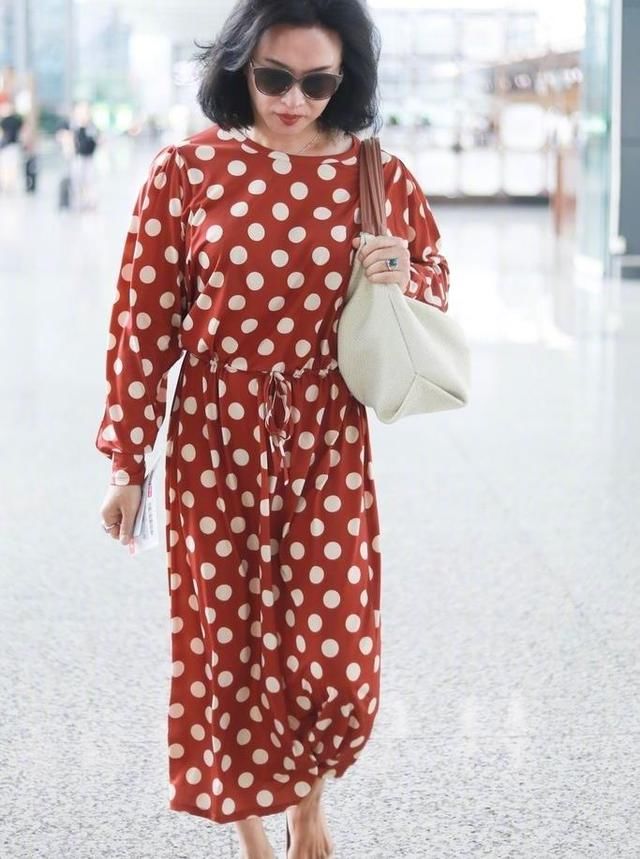 50岁金星和46岁陶虹同穿红色波点裙，才发现女人之间的差距有多大