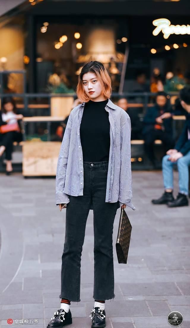  「美女」时尚街拍：在漂亮美女汇集的现代都市中，时尚美女们会挑选不一样的时尚潮流穿搭