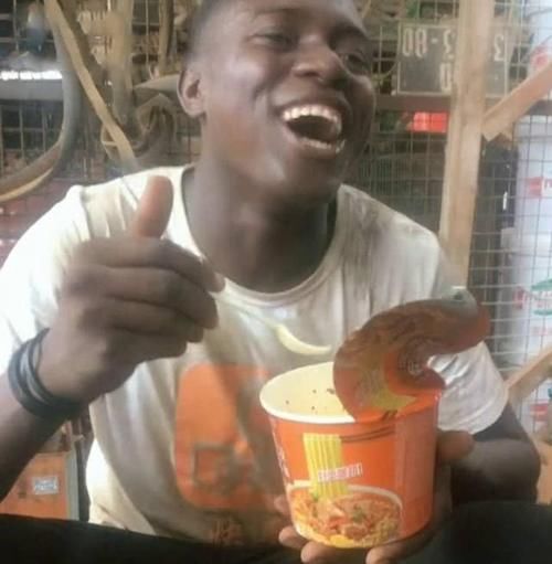  非洲@中国的泡面在非洲火爆到什么程度？非洲小哥：能当钱用！