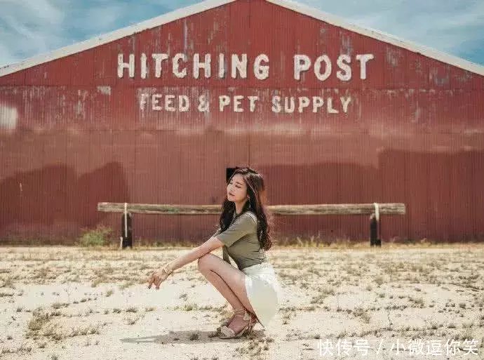 颜值高气场强的精致美女，荒芜的氛围造就空灵美感，长腿要逆天了