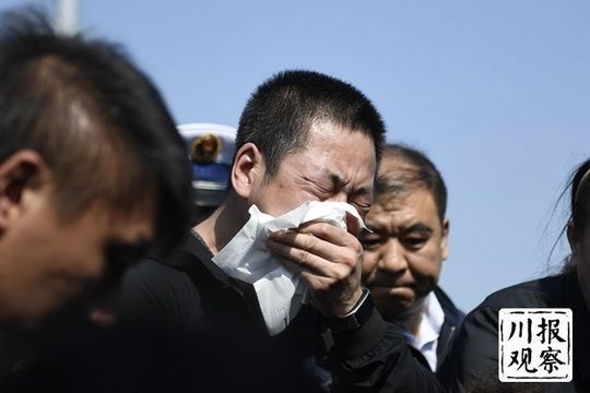 英烈安息!成都群众自发聚集烈士陵园送救火英雄＂最后一程＂