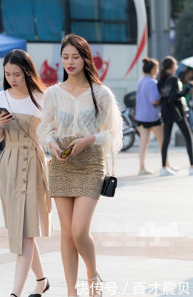 黄色|路人街拍：美女搭配黑丝元素的连衣裙，非常的成熟性感
