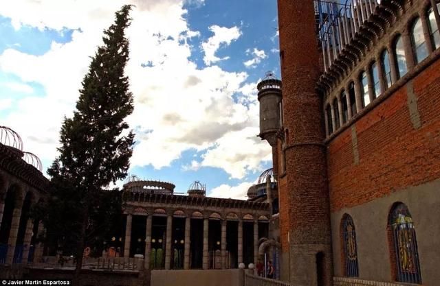 他用半个世纪捡来的垃圾建成教堂，不用起重机，仅凭双手创造奇迹