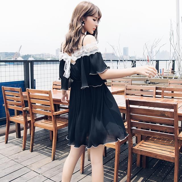 吊带连衣裙穿在女人身上，特别能凸显女人味，快来看看！