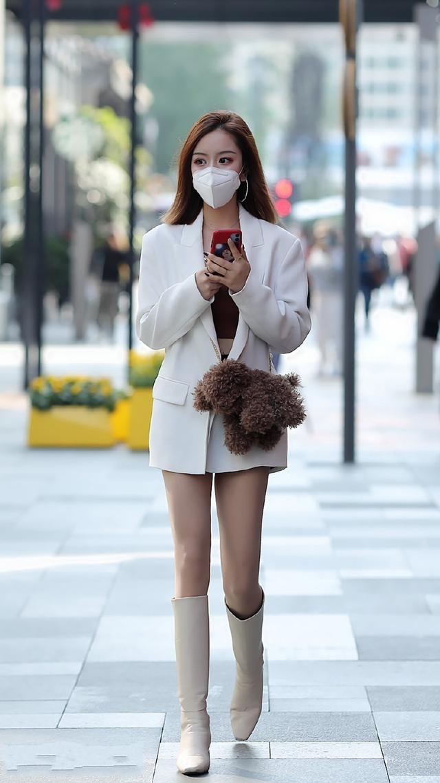 个性■路人街拍,美女内搭一件黑色高腰吊带背心,非常个性