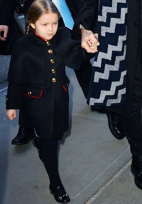 呆萌的小七越来越像贝嫂，到哪都打扮的很美!唯独胖的时候没样了