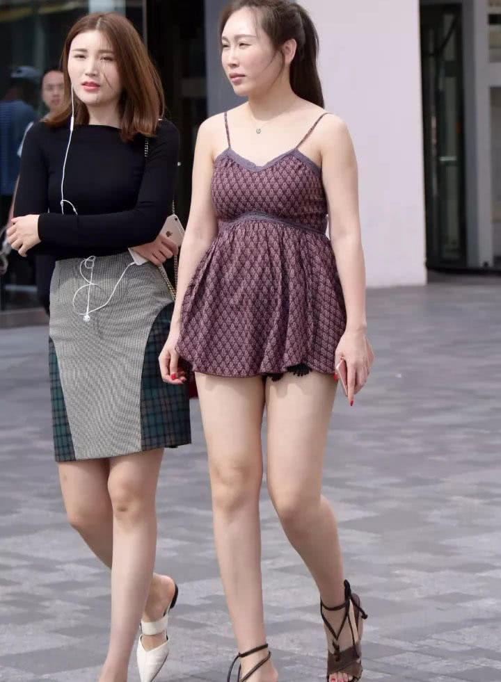 时尚小姐姐，一个雍容华贵性感霸气，一个微胖淑女，比身材各有特