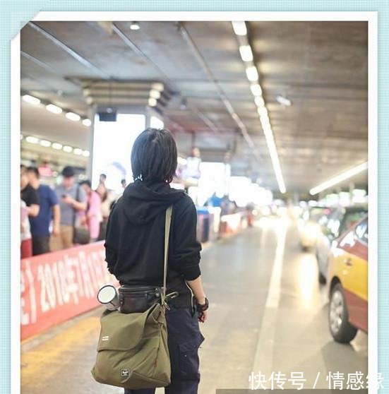 窦靖童再现机场，终于把茶缸抛弃了，可一个转身我发现我错了！