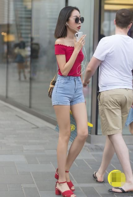  现出|热裤搭配红抹胸，只有高挑的姑娘穿起来才好看